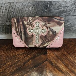 NWOT Realtree Advantage Max 4 Camouflage And Pink Cross Wallet Clutch